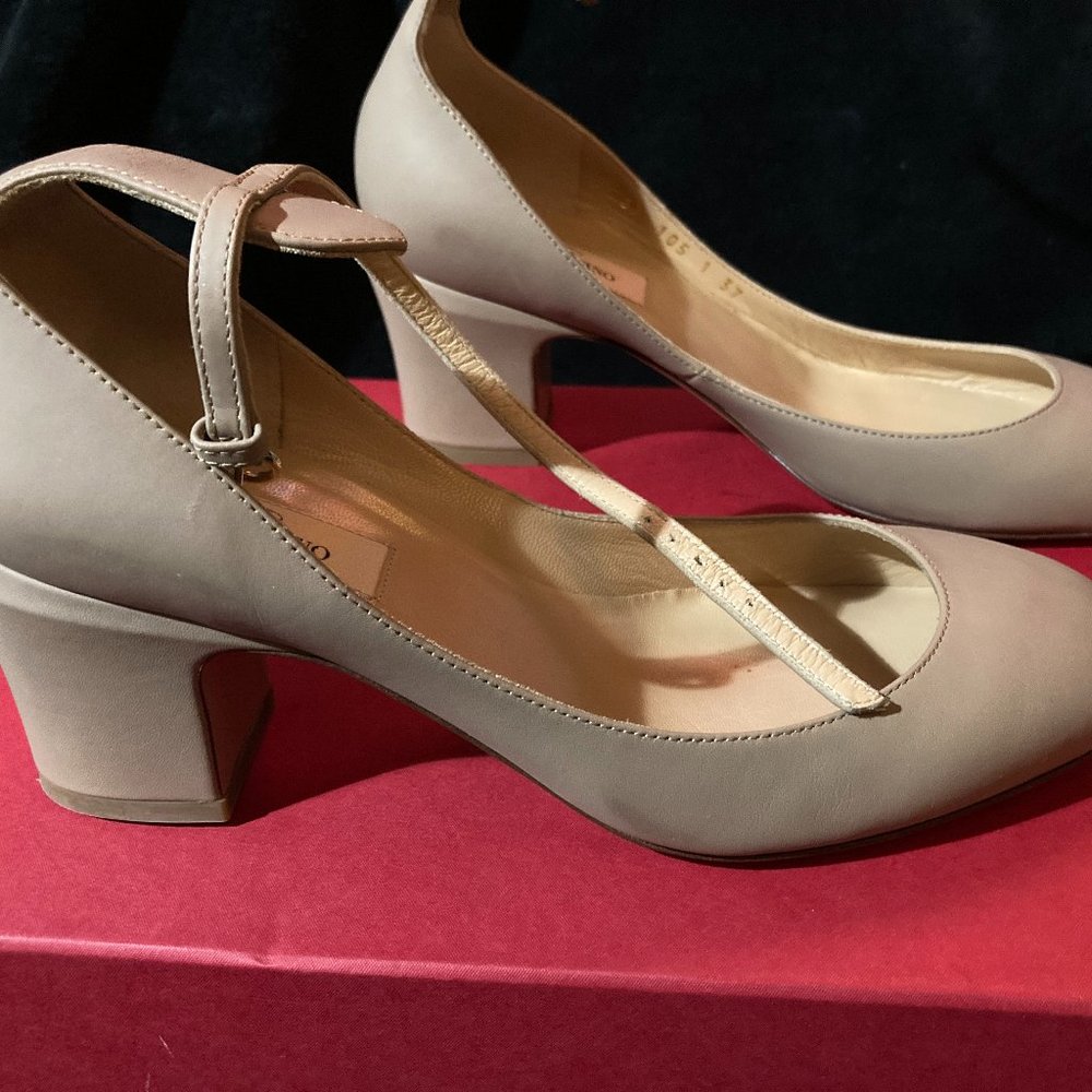 Valentino Garavani -  size 37 / US 7- Taupe - Tan - Camel  Made in Italy